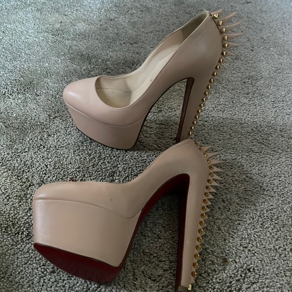 Spiked back heels - Picture 1 of 4